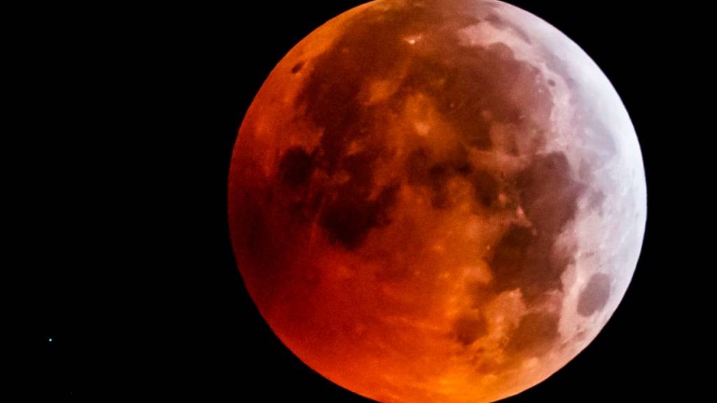 Ob der Blutmond heute so schön erscheinen wird wie im Januar 2019. steht in den Sternen. (Archivbild)