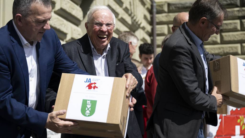 Alt Nationalrat Walter Wobmann, Präsident des Initiativkomitees (links), alt Bundesrat Christoph Blocher (Mitte) und SVP-Nationalrat Roland Rino Büchel (rechts) reichen im April 2024 die Unterschriften für die Neutralitätsinitiative ein. (Archivbild)