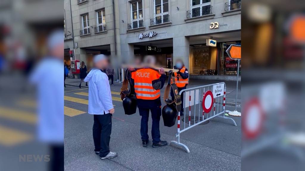 Polizist posiert an Corona-Demo mit Trycheln