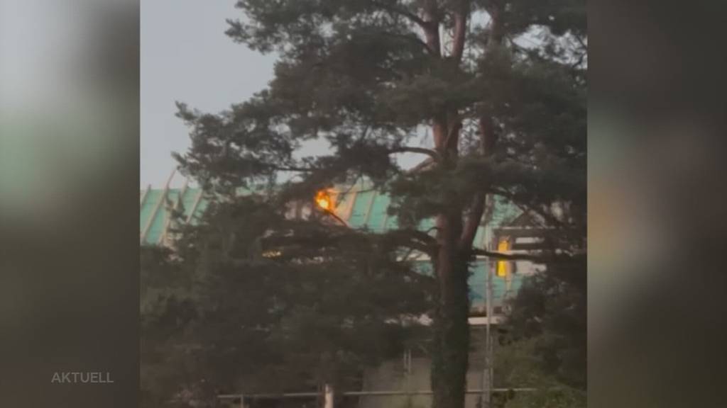 Brand im Altersheim: In Niederlenz schiessen Flammen aus dem Dachstock