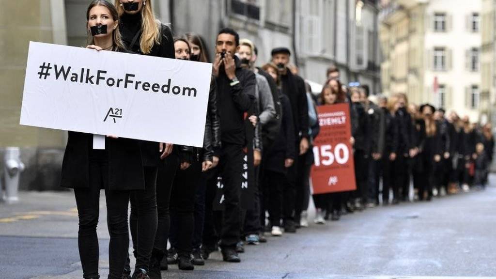 Im letzten Oktober protestierten Demonstranten in Bern mit dem «Walk for Freedom» gegen die weltweite Sklaverei und den Menschenhandel. Wegen der vielen Flüchtlinge aus den Krisengebieten hat sich das Problem auch in der Schweiz verschärft. (Archivbild)