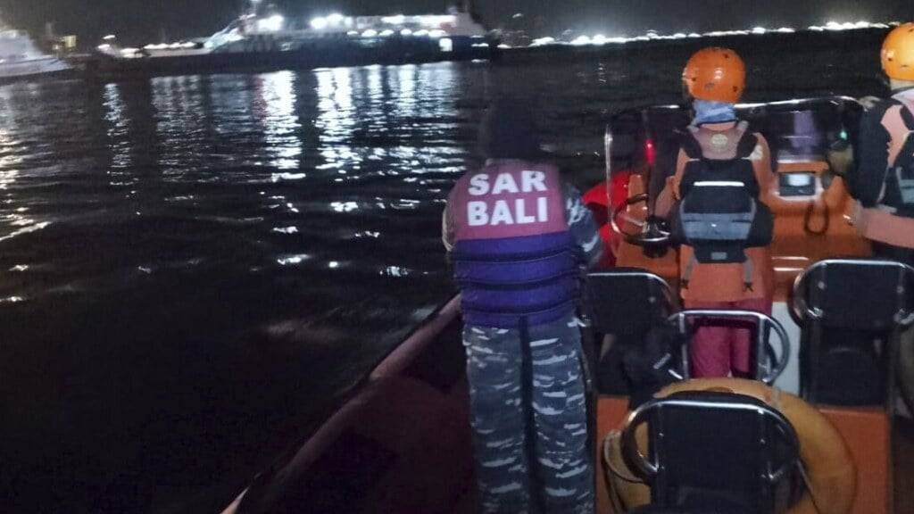 Nach einem Fährunglück nahe der indonesischen Insel Bali suchen Rettungskräfte nach Vermissten.