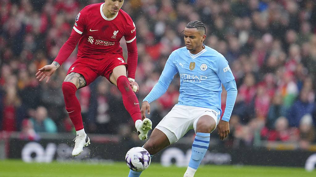 Liverpools Darwin Nunez im Duell mit Manuel Akanji