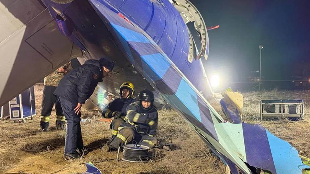 HANDOUT - Rettungskräfte arbeiten am Wrack. Foto: Uncredited/Kazakhstan's Emergency Ministry/AP/dpa - ACHTUNG: Nur zur redaktionellen Verwendung im Zusammenhang mit der aktuellen Berichterstattung und nur mit vollständiger Nennung des vorstehenden Credits