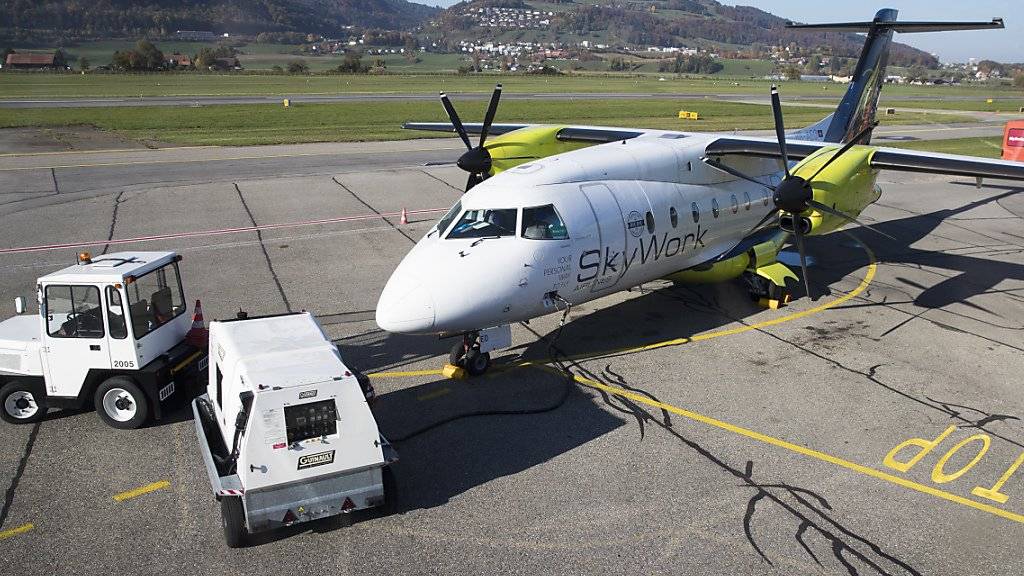 Nachdem die Airline von Bundesamt für Zivilluftfahrt (BAZL) am Dienstagabend eine Betriebsbewilligung erhalten hat, können die SkyWork-Flieger wieder am Mittwoch, 1. November starten. (Archivbild)