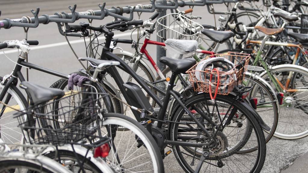 Die Zuger Strafverfolgungsbehörden haben eine Serie von Velodiebstählen in der Stadt Zug und Steinhausen ZG aufgeklärt. (Symbolbild)