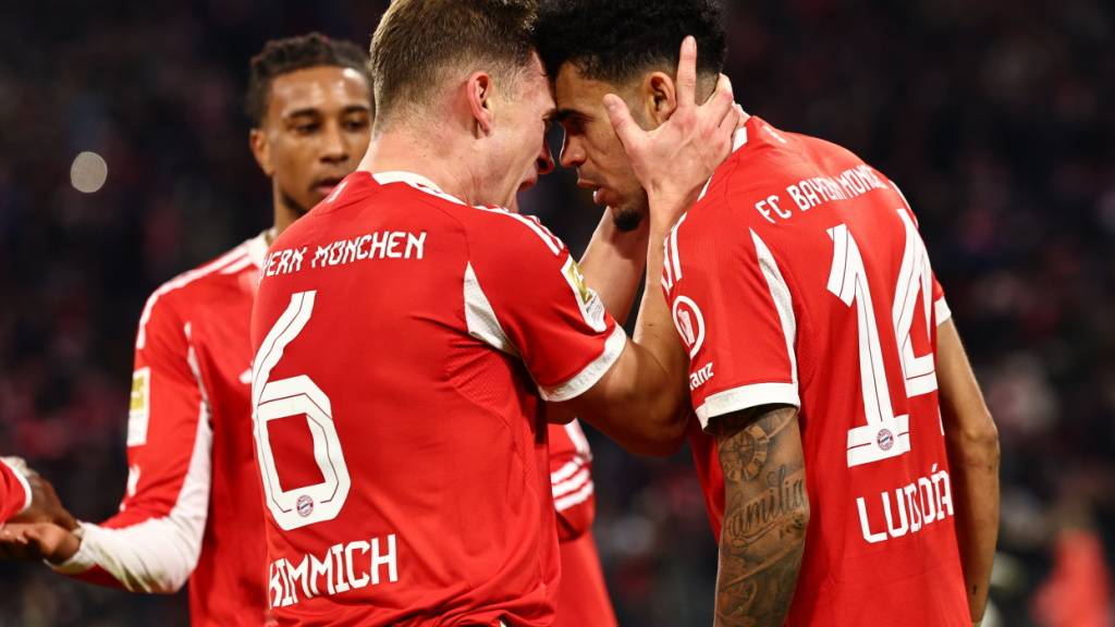 Luis Diaz (rechts) schoss die Bayern nach einer Flanke von  Joshua Kimmich (links) zum Sieg