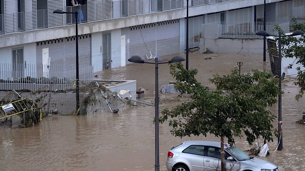 Autos sind durch Überschwemmungen in Valencia eingeschlossen. Foto: ALberto Saiz/AP