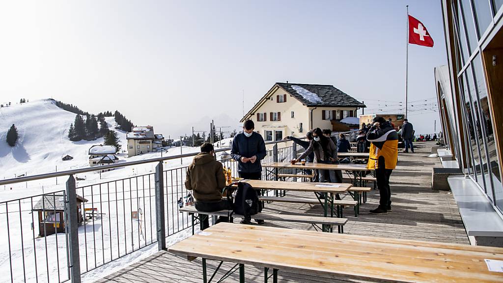 Der Bundesrat ist weiterhin dagegen, Restaurantterrassen - auch in Skigebieten - per 1. März wieder zu öffnen. Manche setzen sich darüber hinweg. (Archivbild)