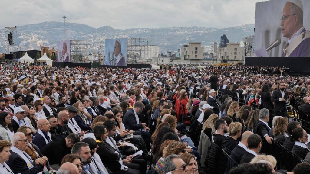 Gläubige nehmen an einer von Papst Leo XIV. geleiteten Heiligen Messe am Hafen teil. Foto: Bilal Hussein/AP/dpa