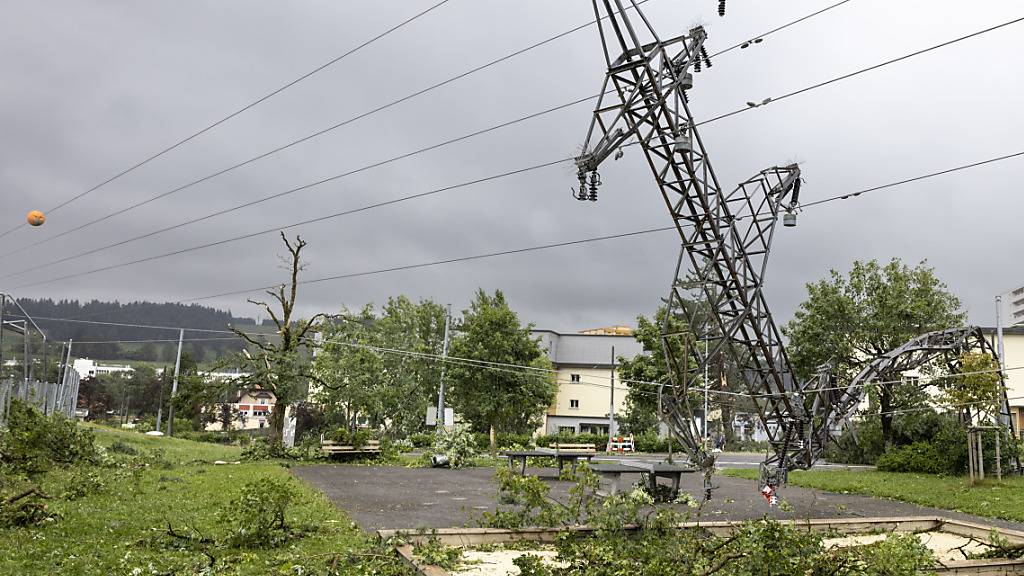 Schon einen Tag nach dem verheerenden Sturm zu Wochenbeginn in La Chaux-de-Fonds wurde die Bevölkerung im Neuenburger Jura am Dienstagnachmittag erneut von einem heftigen Sturm heimgesucht, der wiederum Schaden anrichtete. (Bild vom Montag, 24. Juli in La Chaux-de-Fonds).