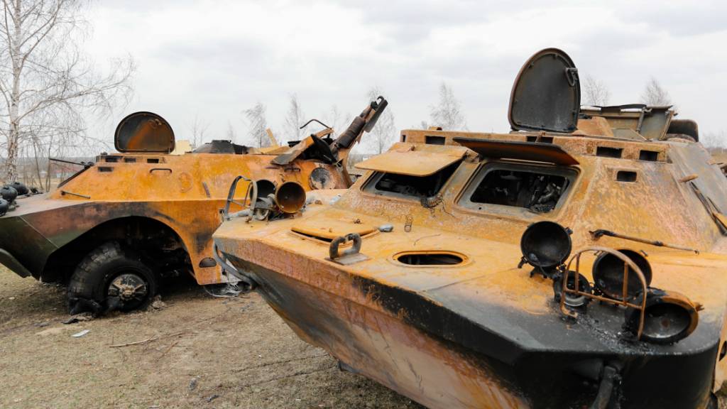 Nach Verlusten, wie zerstörten Panzern, gruppieren sich die russischen Truppen, ukrainischen Angaben zufolge, um. Foto: Daniel Ceng Shou-Yi/ZUMA Press Wire/dpa