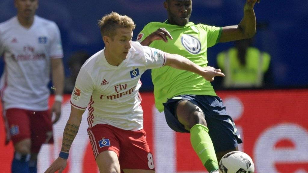 Zweikampf zwischen Hamburgs Lewis Holtby (links) und Wolfsburgs Joshua Guilavogui