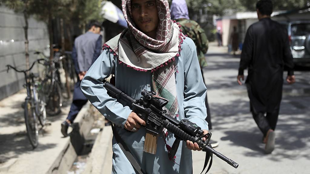 Ein Taliban-Kämpfer steht an einem Kontrollpunkt im Viertel Wazir Akbar Khan in afghanischen Hauptstadt Kabul. Foto: Rahmat Gul/AP/dpa