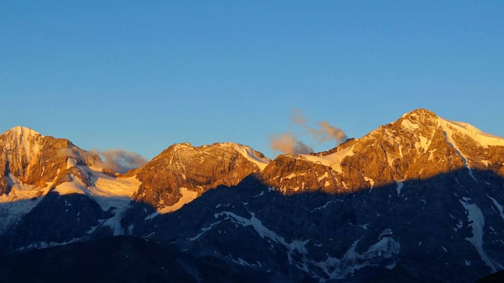 ARCHIV - Sonnenaufgang über dem Ortler in den Ortler-Alpen in Südtirol. Bei einem Lawinenunglück in Südtirol sind drei deutsche Bergsteiger ums Leben gekommen. Nach Angaben der italienischen Bergwacht wurde ihre Gruppe in den Ortler-Alpen bei einem Aufstieg von der Lawine erfasst. Foto: Philipp Laage/dpa-tmn/dpa
