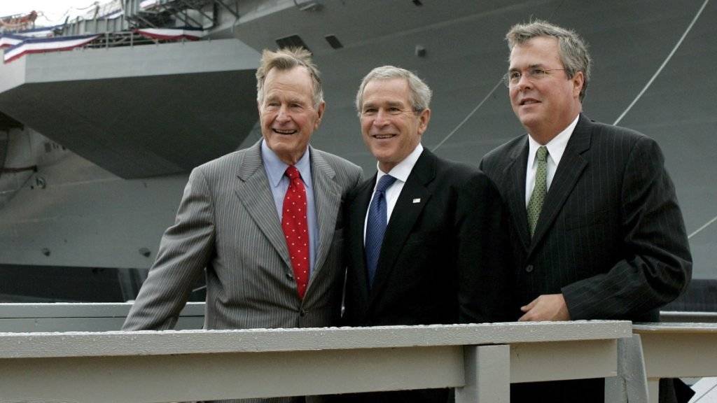 George W. Bush, George H.W. und Jeb Bush sprechen sich gegen einen US-Präsidenten Donald Trump aus. (Archivbild)