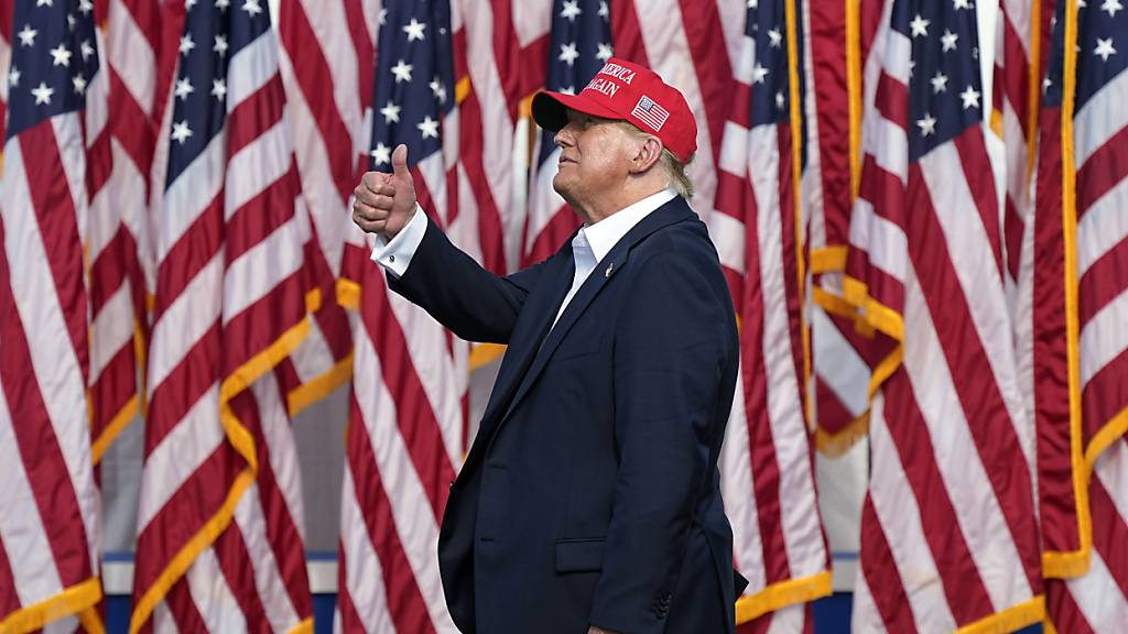 dpatopbilder - Donald Trump bei einer Wahlkampfveranstaltung. Foto: Steve Helber/AP/dpa
