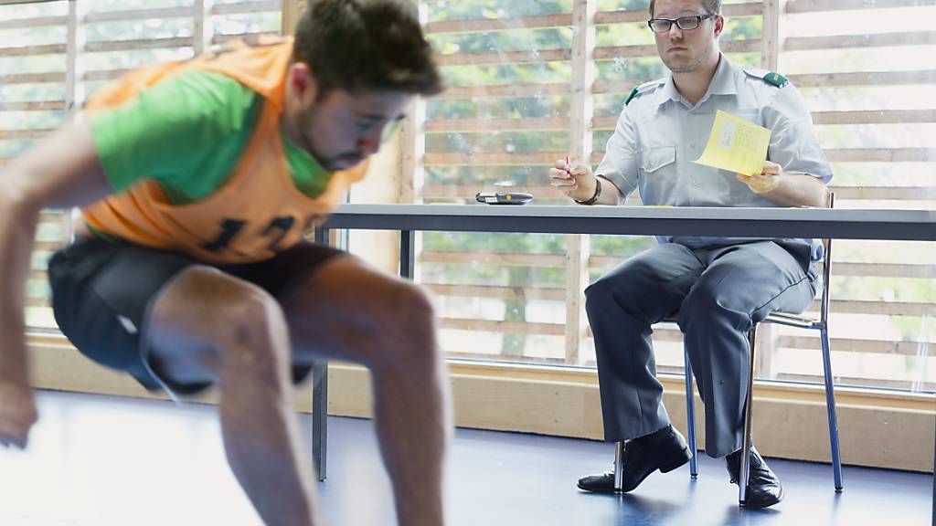 Mit dem Pilotversuch «Fit on Duty» sollen ab 2024 Gesundheitsdaten von Armeeangehörigen und militärischem Personal in Echtzeit analysiert werden. (Symbolbild)