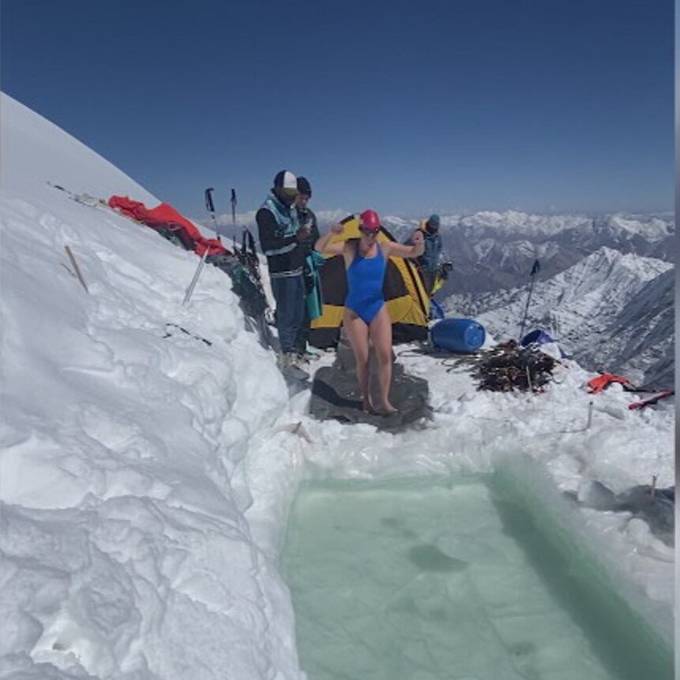 Zürcherin Deniz Kayadelen schafft Weltrekord  im Eisbaden