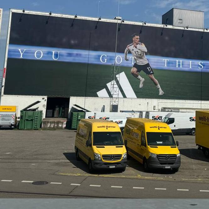 Zürcher ärgern sich über riesiges Plakat von Florian Wirtz