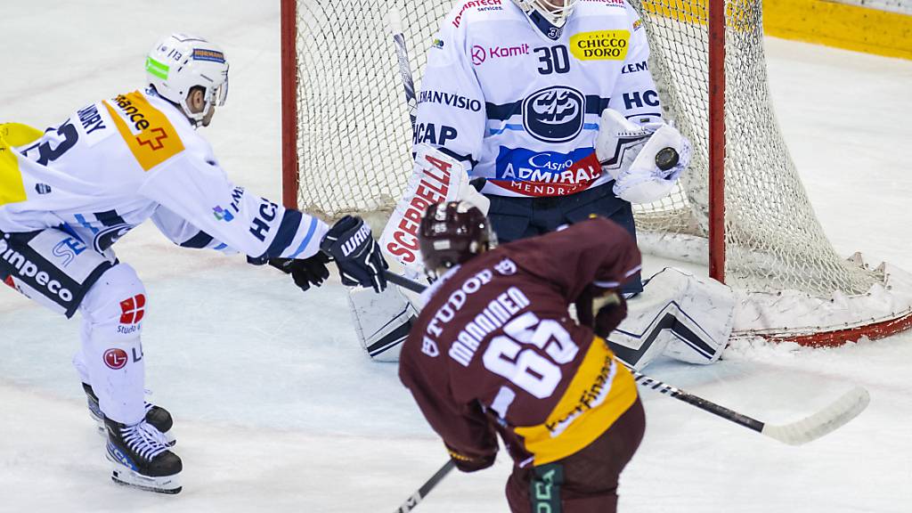 Mit Druck auf das Tessiner Tor: Servette bleibt nach einem 5:3-Erfolg gegen Ambri-Piotta zuhause in dieser Saison ungeschlagen