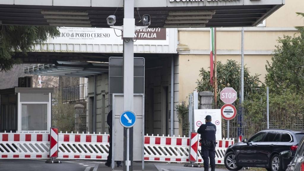 Bisher galten die Einreisebeschränkungen nur für Personen aus Italien, Frankreich, Österreich und Spanien sowie allen Nicht-Schengen-Staaten, hier der Zoll von Brusino Arsizio im Tessin. (Archivbild)