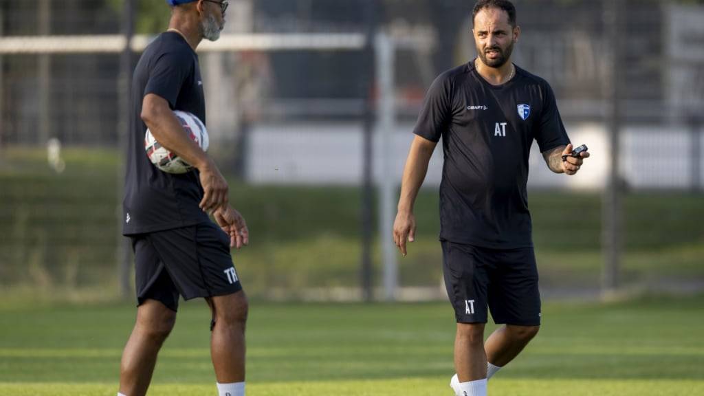 Wohlen-Trainer Piu Nascimento (links) im Gespräch mit Assistent Ivano Rizzo