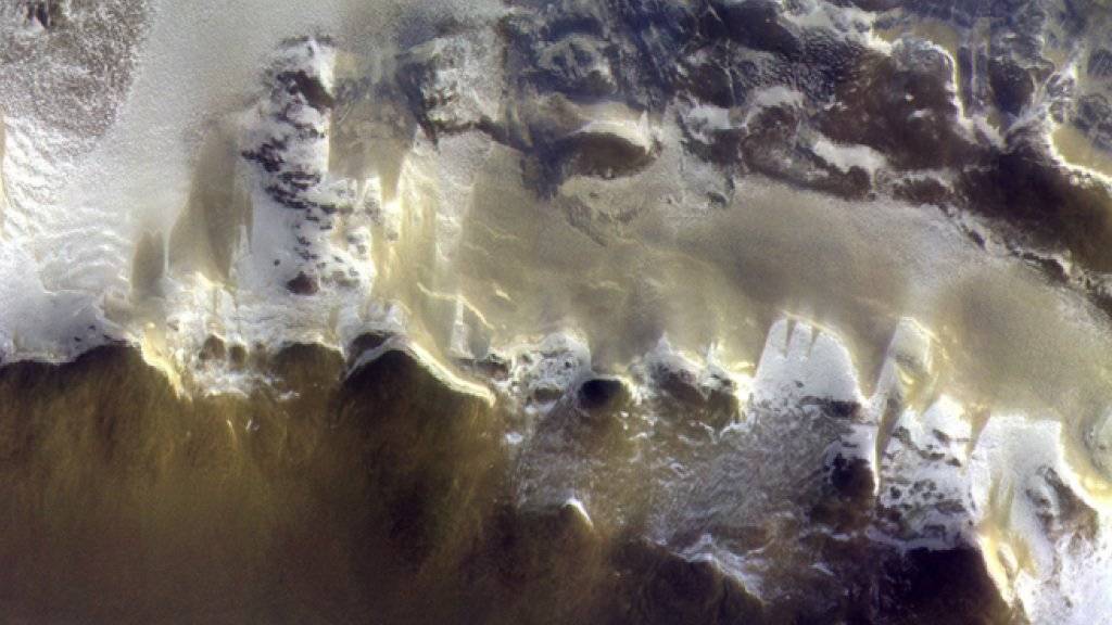Das Farbbild der Berner Mars-Kamera stammt vom Rand des Korolev-Kraters auf dem Mars. (Handout)