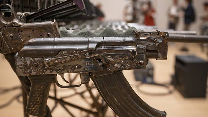Karabiner zu Musikdosen: Entwaffnende Kunst im Museum Tinguely