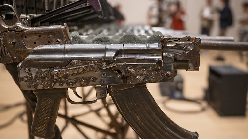 Detail aus dem Schusswaffer-Xylophon der Installation «Disarm (Mechanized) II» des mexikanischen Künstlers Pedro Reyes im Museum Tinguely in Basel.