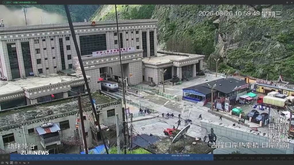 Hunderte Touristen nach Sturzflut in Nepal vermisst