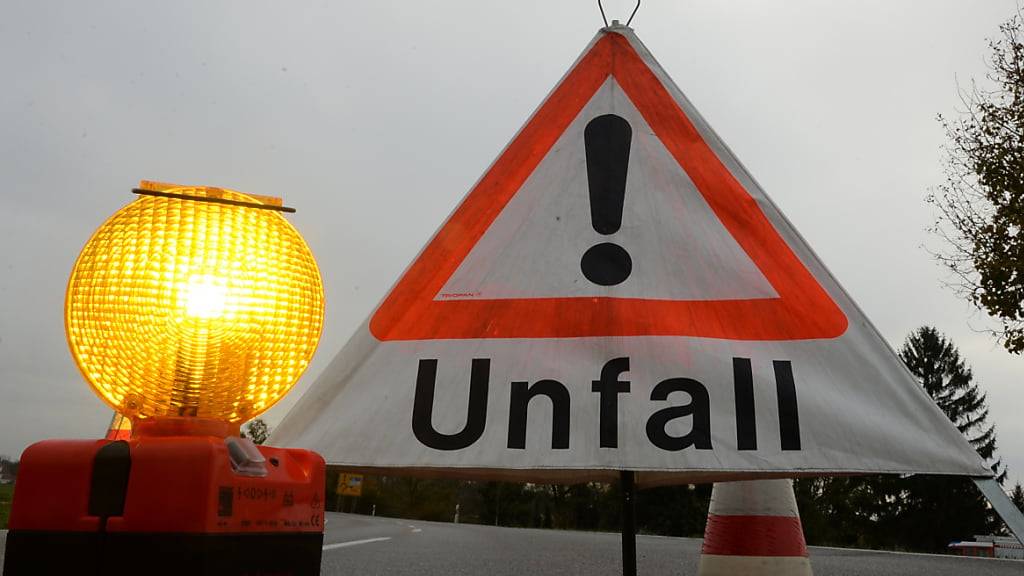 Am Jaunpass im Berner Oberland ist am Donnerstagabend ein Motorradfahrer tödlich verunglückt. (Symbolbild)