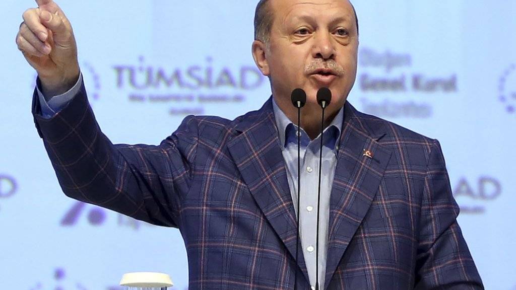 Rund 4000 Staatsdiener entlassen: Der türkische Präsident Recep Tayyip Erdogan setzt den Umbau des Staates nach seinen Vorstellungen fort. (Archivbild)