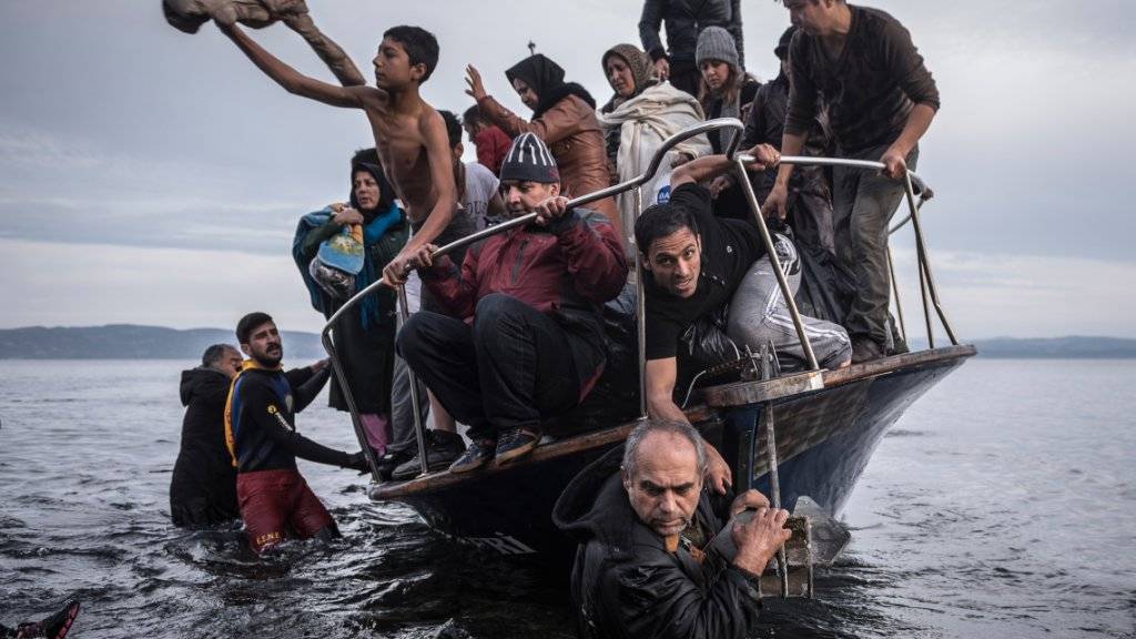 Flüchtlinge kommen aus der Türkei am Ufer von Lesbos an: Den griechischen Inseln könnte in der Flüchtlingskrise eine neue Rolle zukommen. (Archivbild)
