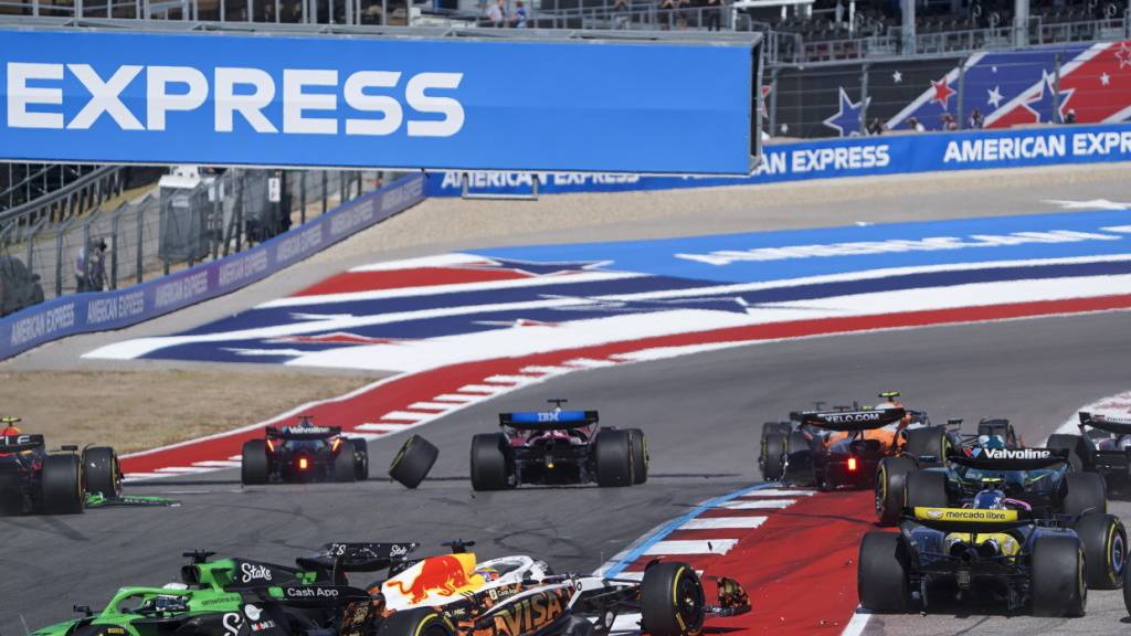 Grosses Chaos nach dem Start ins Sprintrennen in Austin: Nico Hülkenberg (unten links) dreht sich im Sauber