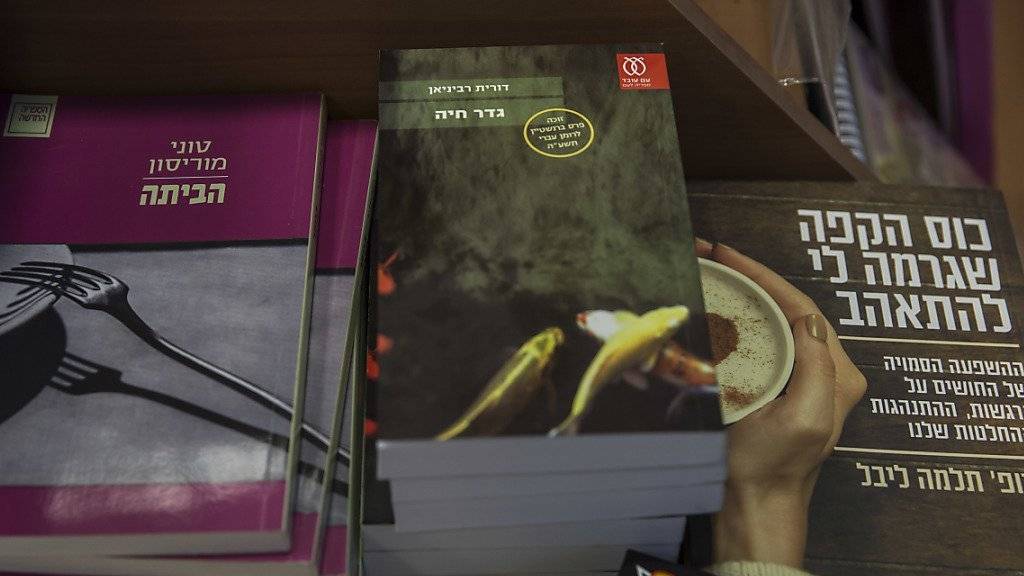 Das Buch «Borderlife» (Mitte), ausgelegt in einem israelischen Buchladen. Das Bildungsministerium empfindet das Buch als «untauglich» für israelische Schüler.