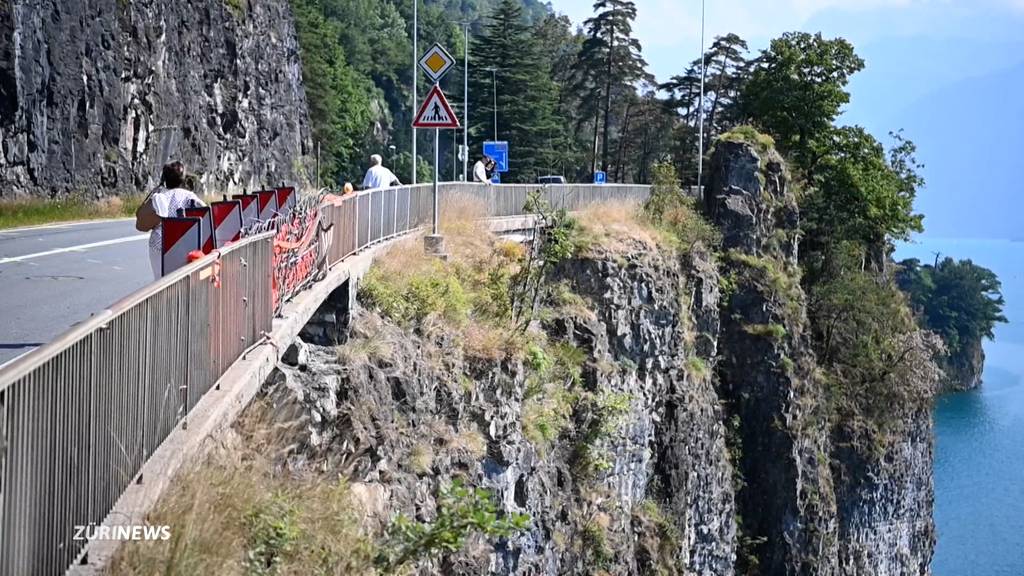 Zürcher Auto stürzt an der Axenstrasse in den Vierwaldstättersee