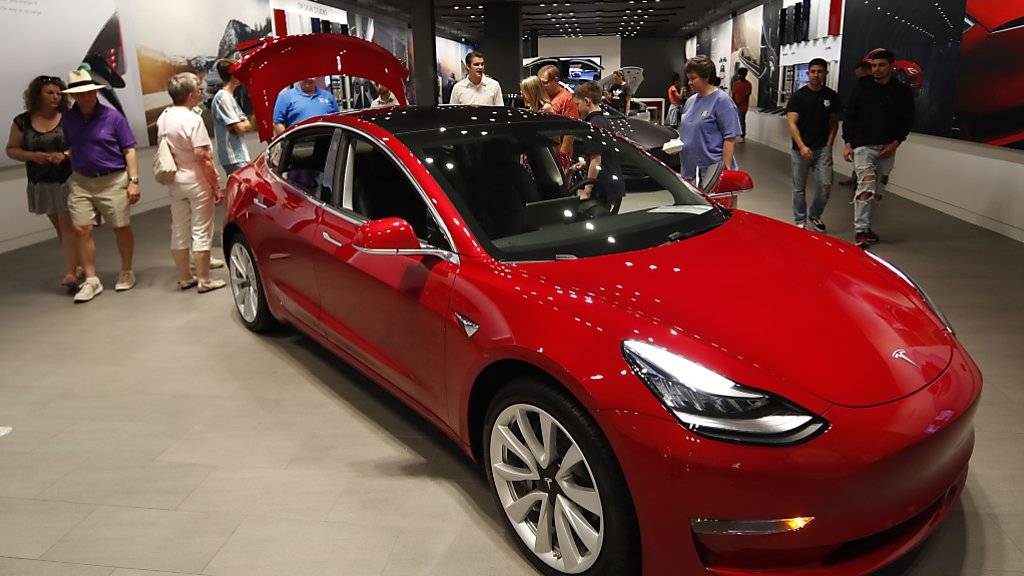 Neben dem Model 3, das für 35'000 Dollar verkauft werden soll und eine breitere Käuferschicht ansprechen soll, lanciert der Elektorautobauer Tesla nun auch einen Geländewagen, das Model Y. Im Bild: Ein Wagen vom Model 3 in einem Showroom in Denver. (Archivbild)
