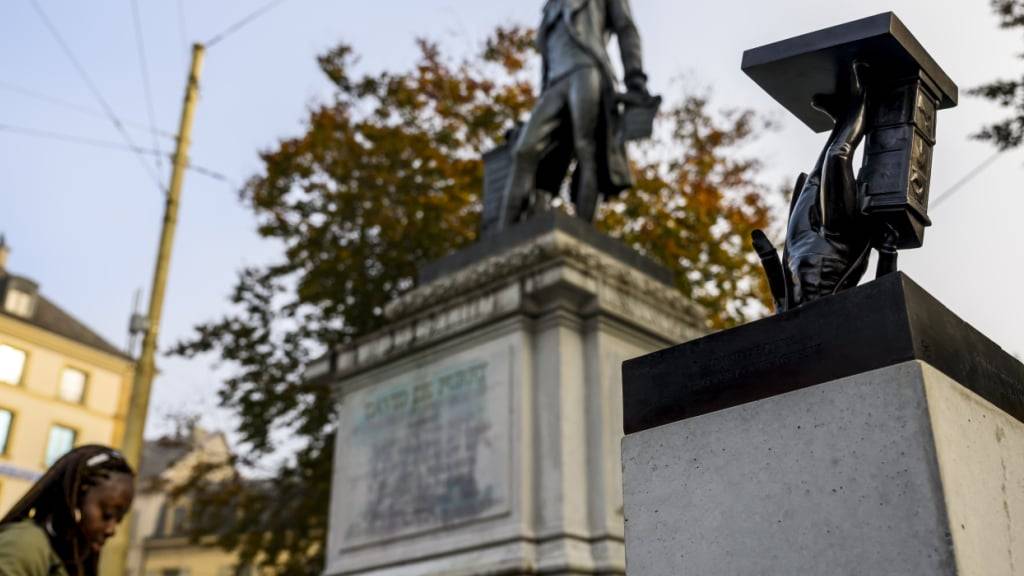 Die Skulptur «Great in the concrete» (rechts) des Genfer Künstlers Mathias Pfund wurde 2022 in Neuenburg eingeweiht. Die grössere Statue von David de Pury (links) steht seit 1885. (Archivbild)