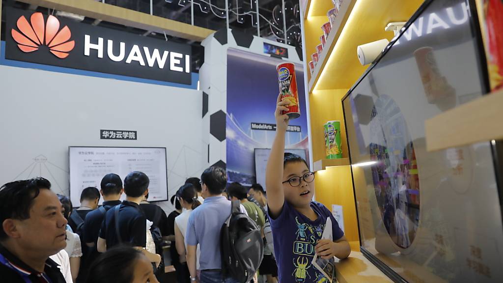 Der chinesische Telekomm-Riese Huawei hat schwere Vorwürfe gegen die US-Regierung erhoben. Danach sollen die Justizbehörden versucht haben Huawei-Mitarbeiter zur Kooperation gegen den Konzern zu bewegen. (Foto: Wu Hong/EPA)