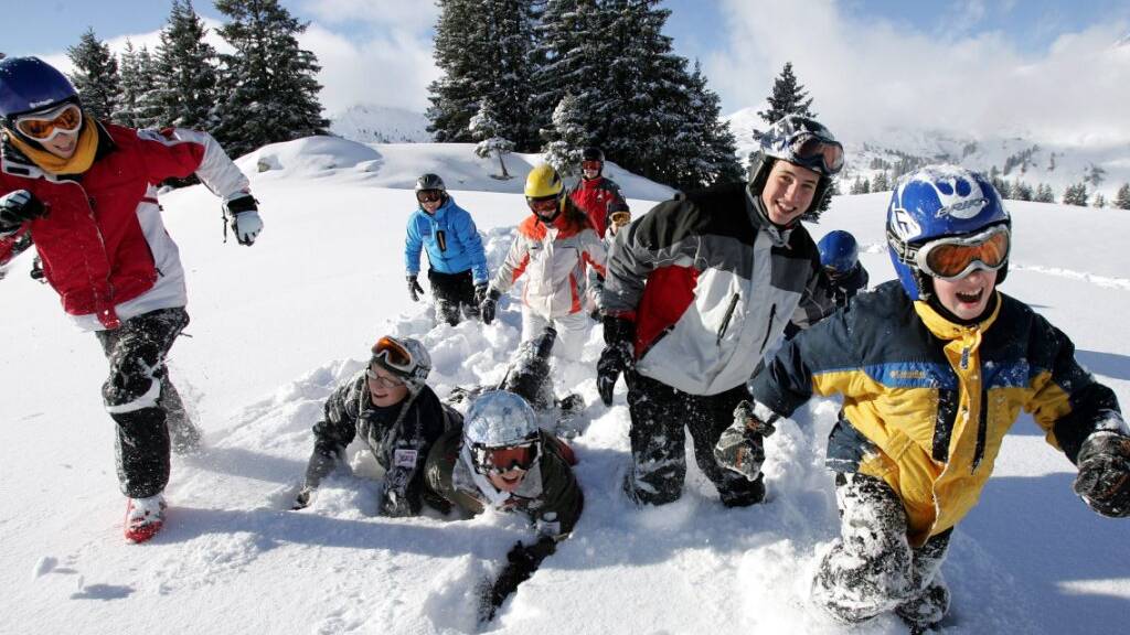Luzerner Kinder und Jugendliche müssen sich in diesem Jahr selber ums Skifahren kümmern, Stadt und Kanton haben die Schneesportlager abgesagt. (Symbolbild)