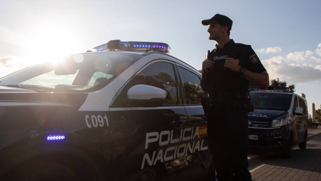 ARCHIV - Ein Polizist der spanischen Policia Nacional. Foto: Clara Margais/dpa/Symbolbild