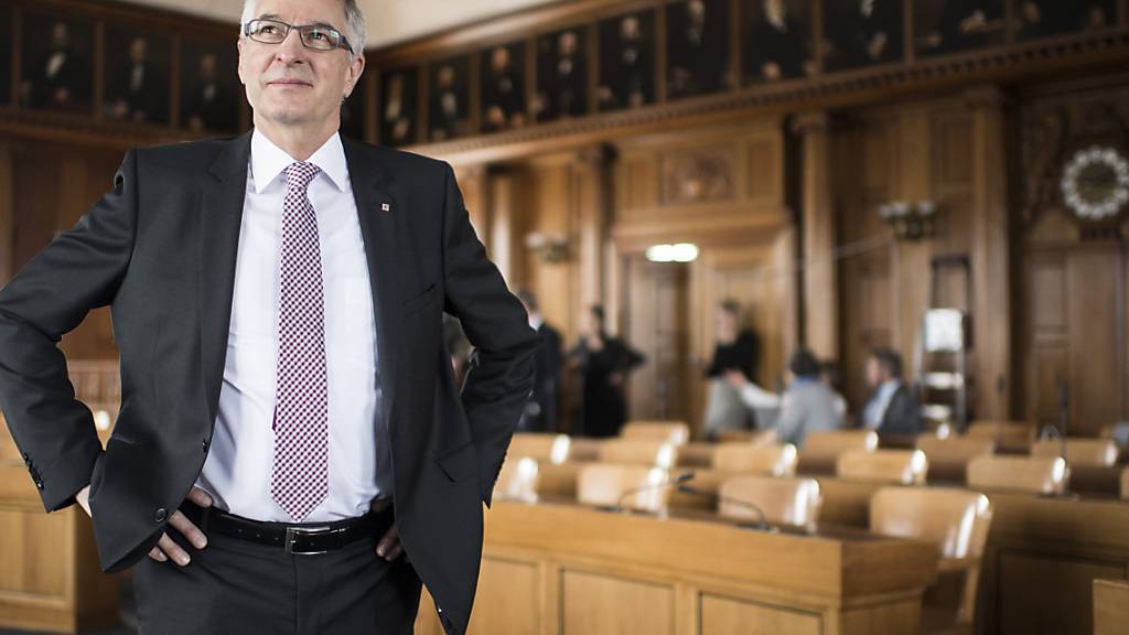 Der Ausserrhoder Finanzchef Paul Signer (FDP) verteidigte am Montag im Rat den Voranschlag für das Jahr 2022. Der Kantonsrat tagte nicht im Regierungsgebäude, sondern coronabedingt in der Mehrzweckhalle von Walzenhausen. (Archivbild)