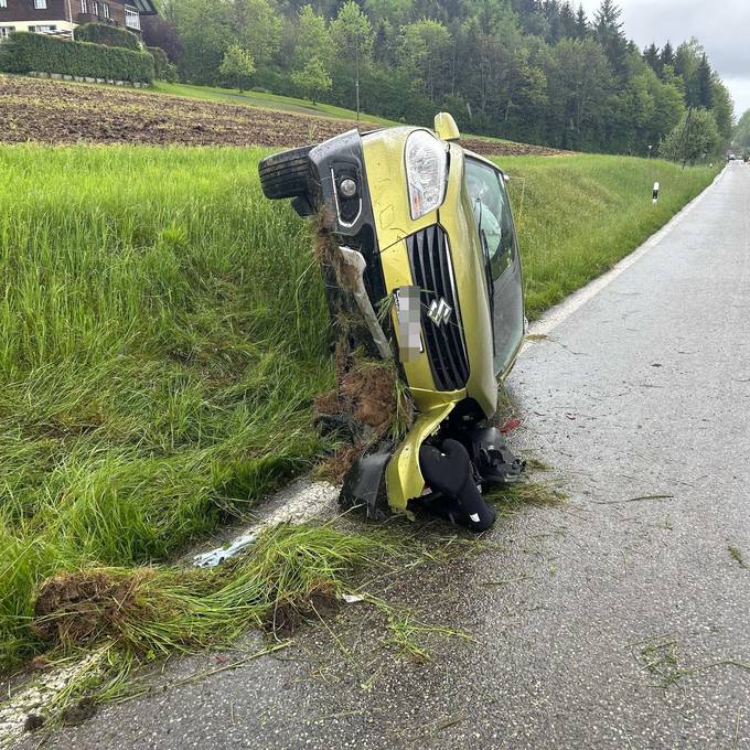 Lenkerin (23) schaut aufs Handy und kracht in entgegenkommendes Auto