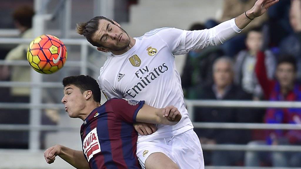 Gareth Bale (in weiss) erzielt mit dem Kopf das Führungstor für Real Madrid.