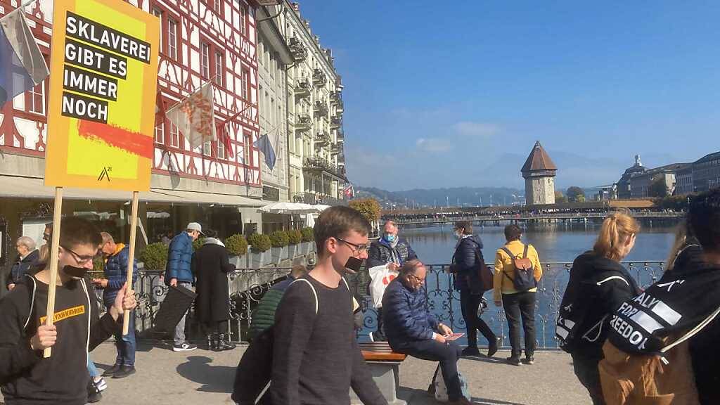 In mehreren Schweizer Städten - wie hier in Luzern - demonstrierten am Samstag Menschen bei stummen Märschen gegen Sklaverei und Menschenhandel.