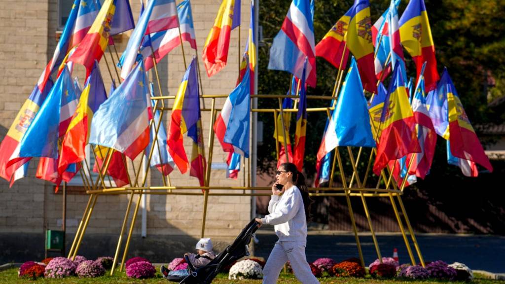 ARCHIV - Eine Frau schiebt einen Kinderwagen in Comrat, der Hauptstadt von Gagausien (Archivbild). Foto: Vadim Ghirda/AP/dpa