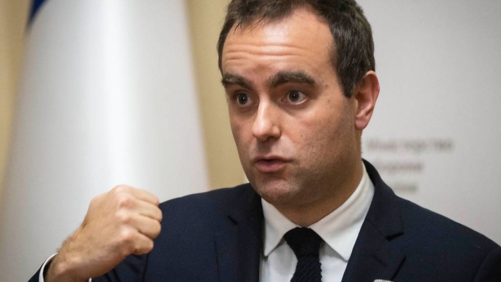 ARCHIV - Sébastien Lecornu, Verteidigungsminister von Frankreich: In einem ersten Telefonat seit rund eineinhalb Jahren hat Lecornu mit seinem russischen Amtskollegen Sergej Schoigu über den Krieg in der Ukraine geredet. Foto: Efrem Lukatsky/AP/dpa