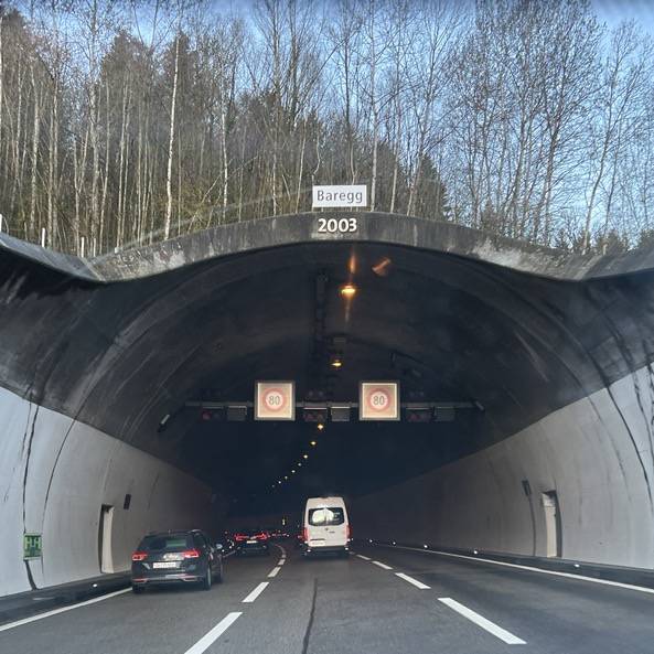 «In die Jahre gekommene Schilder» sorgen im und um den Bareggtunnel für Verwirrung 