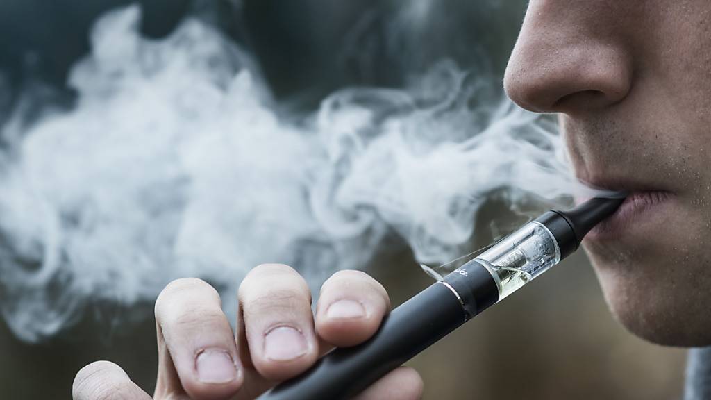 E-Zigaretten sind gerade bei Jungen besonders beliebt. Der Bundesrat will diese Produkte neu besteuern. (Themenbild)